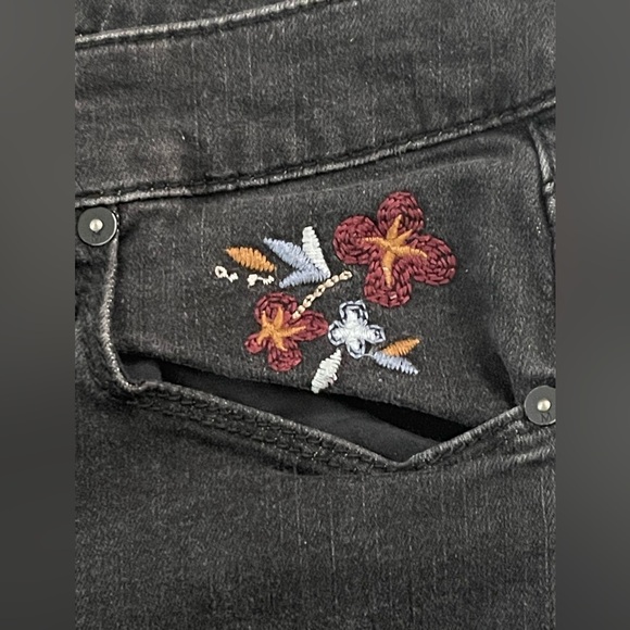 Floral Embroidered Skinny Jeans - Picture 4 of 7